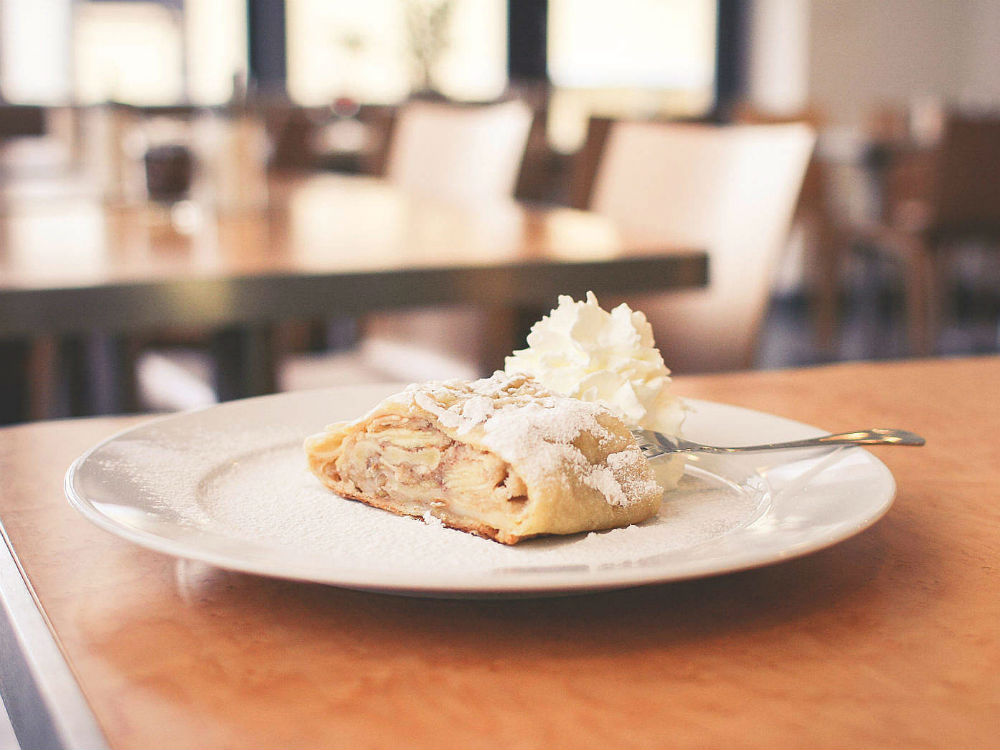 Recipe for an authentic Tyrolean apple strudel - Bergundbahn.com