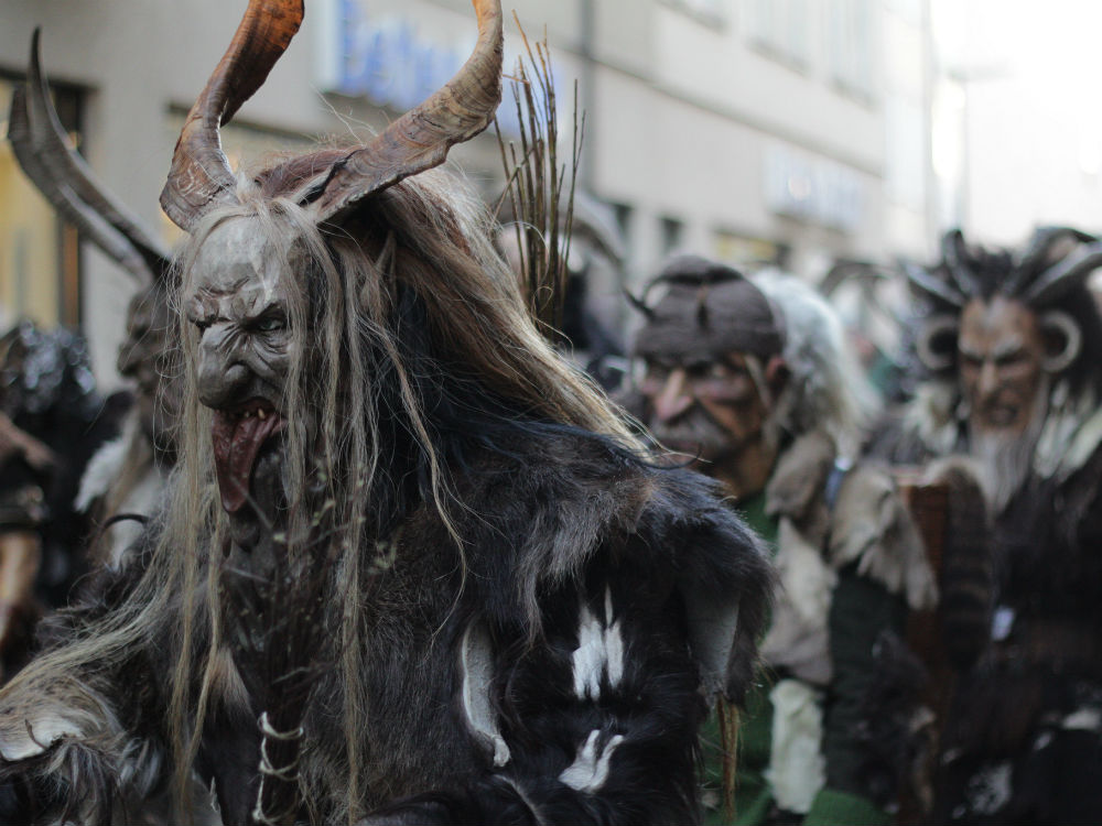 Krampus: Der gruselige Knecht vom Nikolaus in den Alpen - Bergundbahn.com