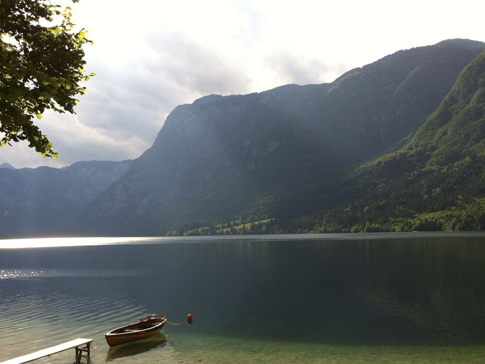 Der Bohinjer See in Slowenien ist atemberaubend schön - Bergundbahn