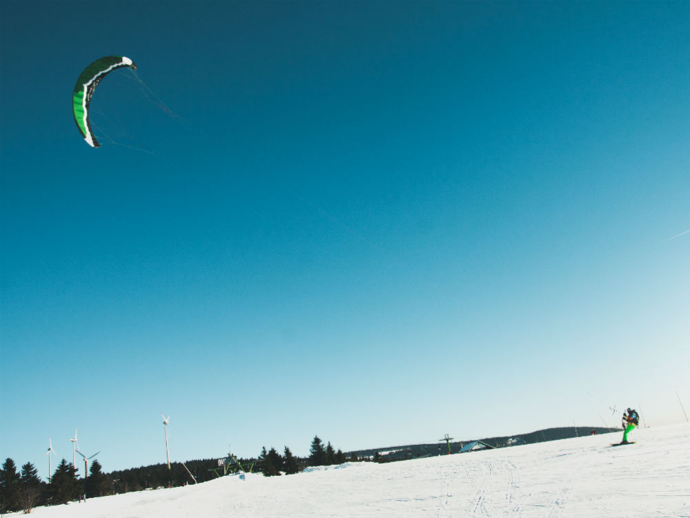 Snowkiting - more exciting than snowboarding - Bergundbahn.com